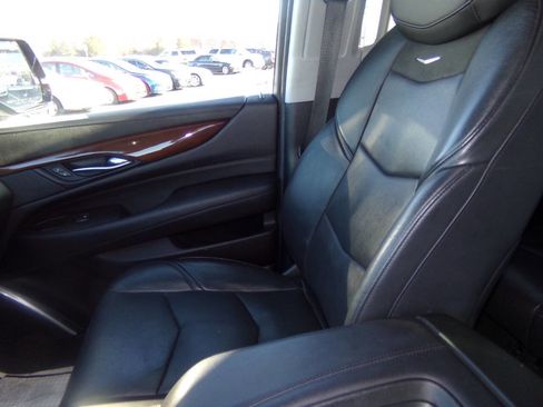 Used 2019 Cadillac Escalade ESV Luxury image 44