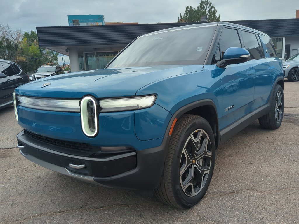 Used 2025 Rivian R1S Adventure Dual AWD/4WD image 3