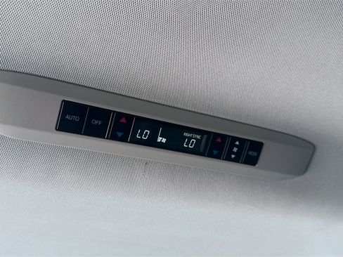 Used 2024 Toyota Sienna XLE FWD image 22