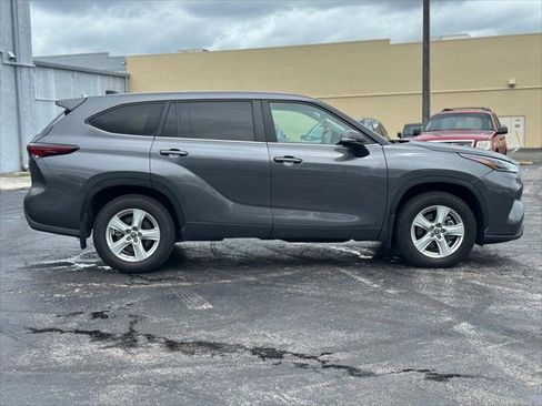 Used 2024 Toyota Highlander LE AWD/4WD image 8