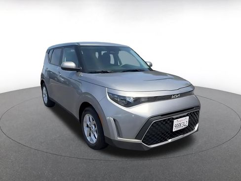Used 2025 Kia Soul LX w/ LX Technology Package FWD image 3