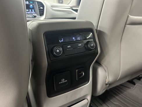 Used 2018 GMC Acadia SLT image 11