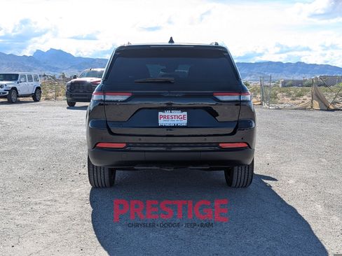Used 2023 Jeep Grand Cherokee Altitude AWD/4WD image 9