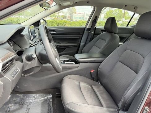 Used 2024 Nissan Altima 2.5 SV FWD image 12