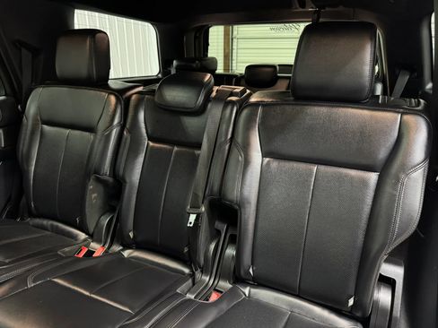 Used 2019 Ford Expedition XLT w/ Equipment Group 202A AWD/4WD image 12