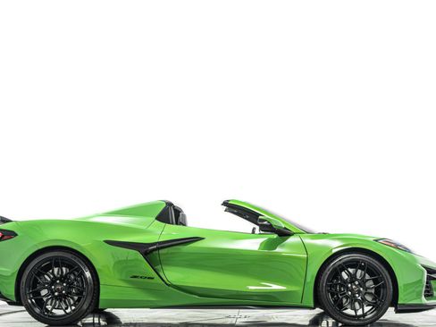 Used 2026 Chevrolet Corvette Z06 RWD image 2