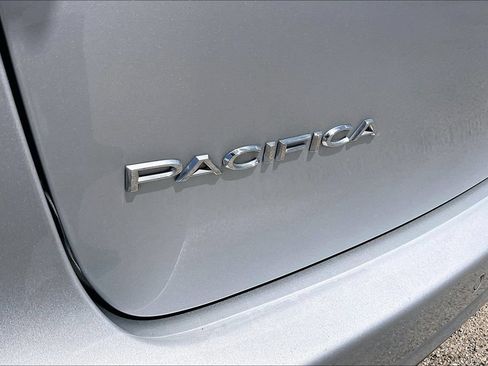 Certified 2024 Chrysler Pacifica Touring-L FWD image 21