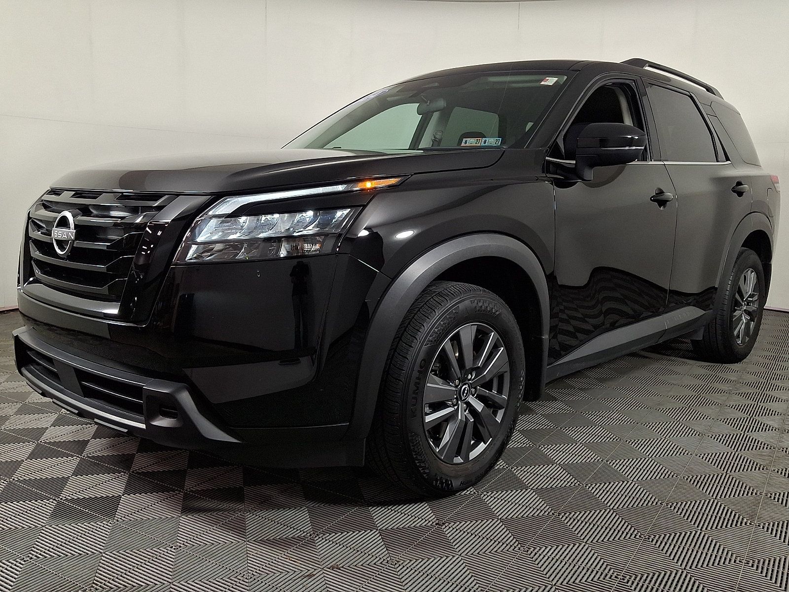 Used 2024 Nissan Pathfinder SV w/ Black Appearance Package AWD/4WD image 6
