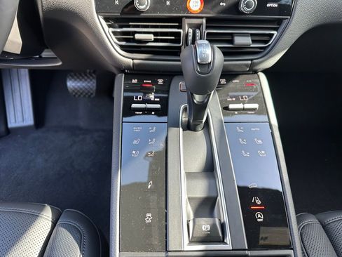 Certified 2025 Porsche Macan AWD/4WD image 23