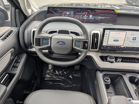 New 2025 Ford Expedition Active image 17