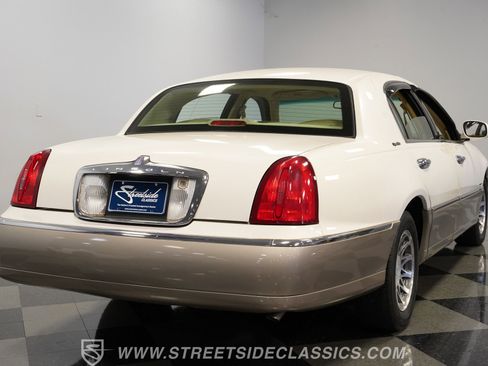 Used 2000 Lincoln Town Car Signature RWD image 12
