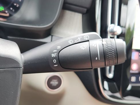 Certified 2025 Volvo XC40 B5 Plus AWD/4WD image 35