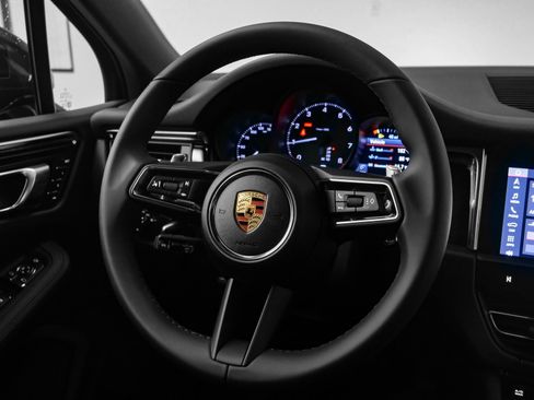 Used 2025 Porsche Macan image 27