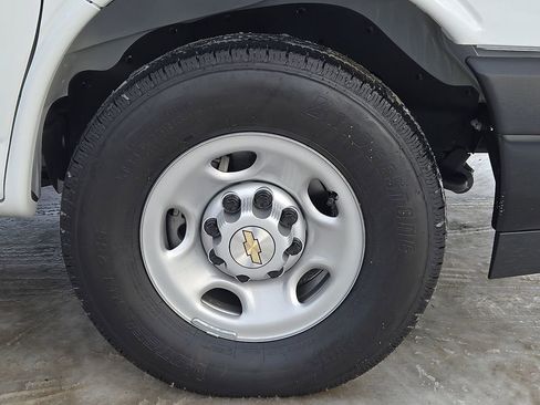 Used 2025 Chevrolet Express 2500 w/ Driver Convenience Package image 9