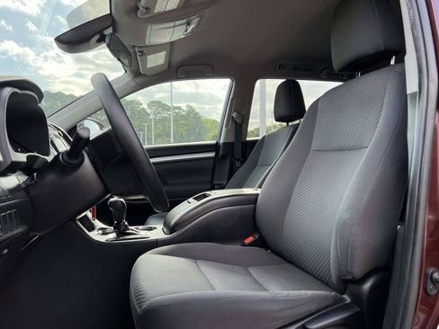 Used 2019 Toyota Highlander LE FWD image 15