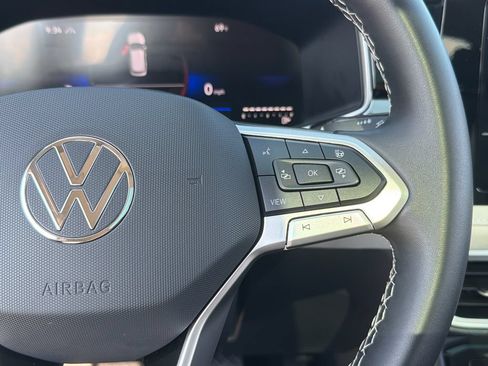 Certified 2025 Volkswagen Taos SE AWD/4WD image 12