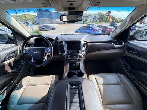 Used 2017 Chevrolet Suburban LT w/ Luxury Package image 21