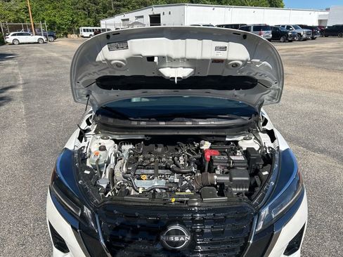 Used 2023 Nissan Kicks SR w/ SR Premium Package FWD image 9