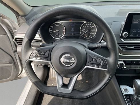 Used 2024 Nissan Altima 2.5 SV FWD image 13