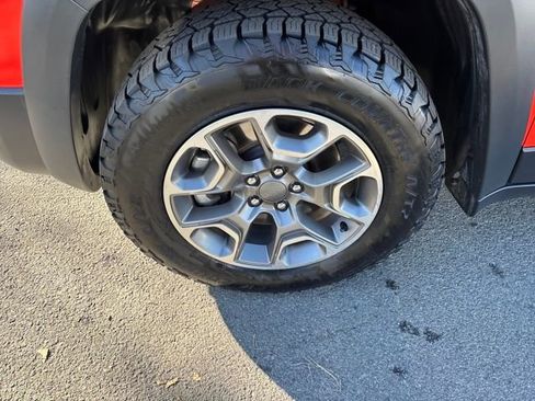 Used 2021 Jeep Cherokee Trailhawk w/ Comfort/Convenience Group image 25