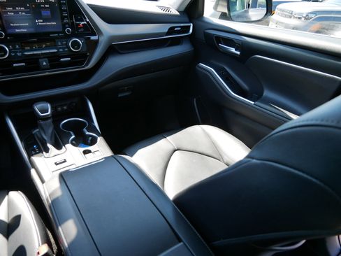 Used 2020 Toyota Highlander XLE AWD/4WD image 11