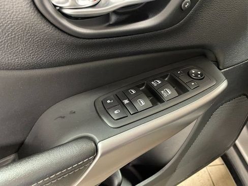 Used 2022 Jeep Cherokee Limited w/ Trailer Tow Group AWD/4WD image 22