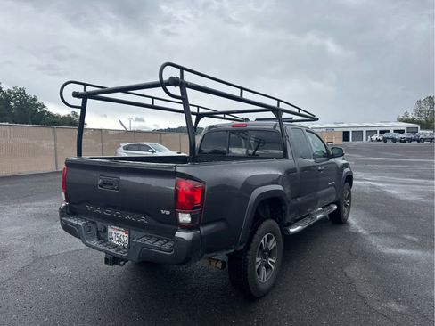 Used 2018 Toyota Tacoma TRD Sport w/ Technology Package image 5