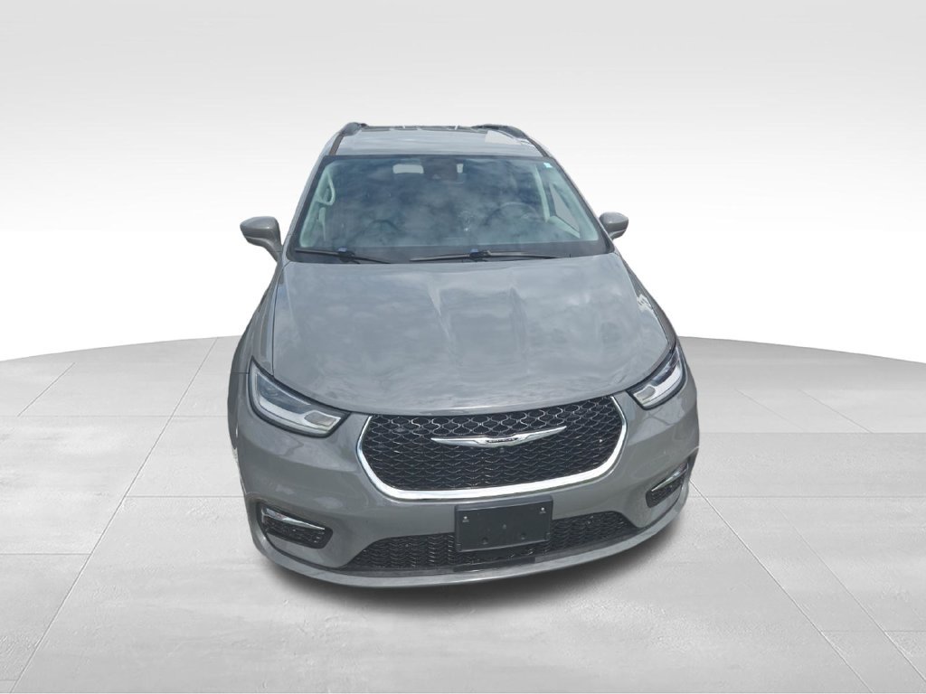 Used 2022 Chrysler Pacifica Touring-L w/ Uconnect Theater Family Group FWD image 2