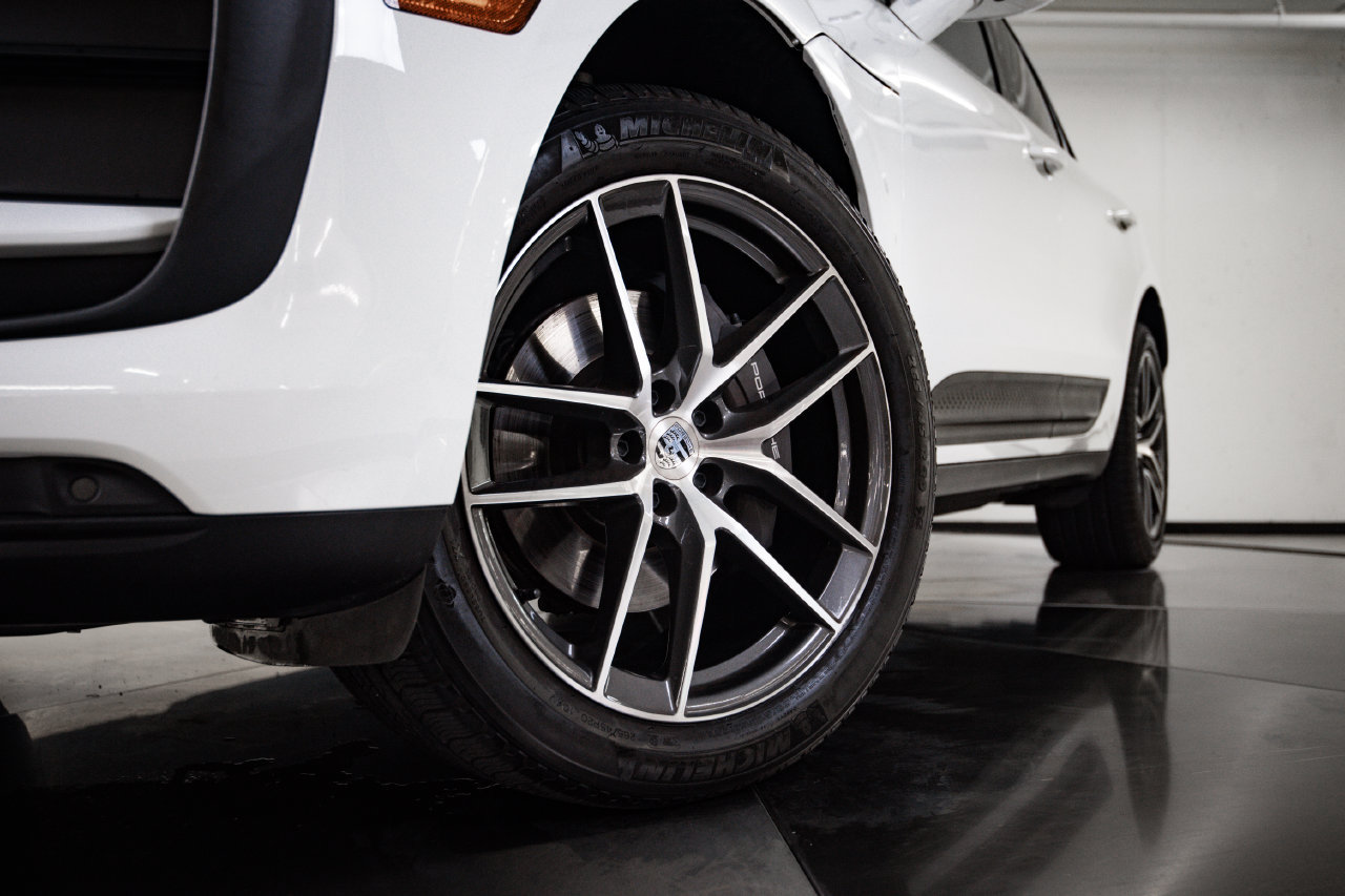 Certified 2024 Porsche Macan AWD/4WD image 12