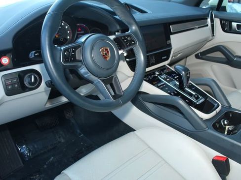 Certified 2023 Porsche Cayenne Platinum Edition image 4