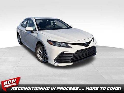 Used 2021 Toyota Camry LE image 1