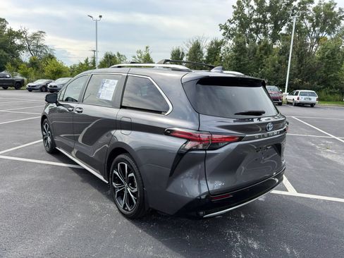 Used 2025 Toyota Sienna Platinum FWD image 6