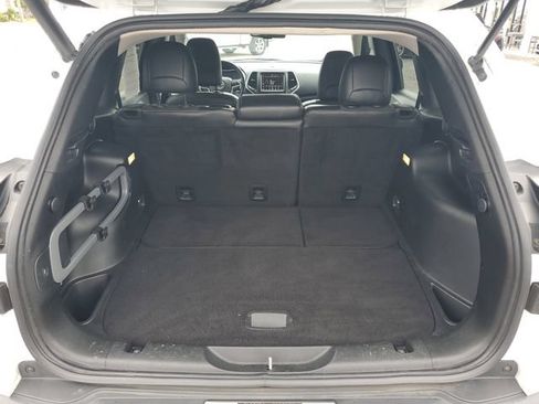 Used 2018 Jeep Cherokee Latitude Plus w/ Comfort/Convenience Group FWD image 28