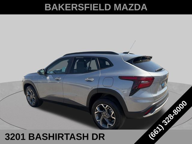 Used 2025 Chevrolet Trax LT FWD image 3