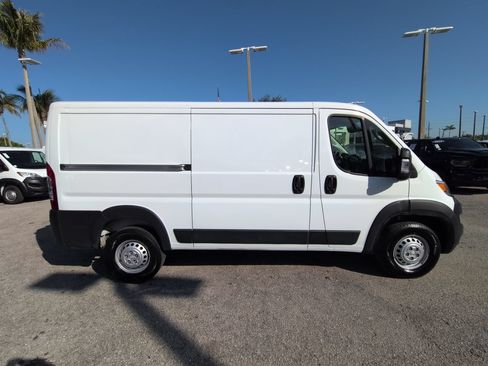 Used 2025 RAM ProMaster 2500 w/ Convenience Group FWD image 4