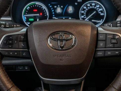 Used 2024 Toyota Sienna Platinum AWD/4WD image 16