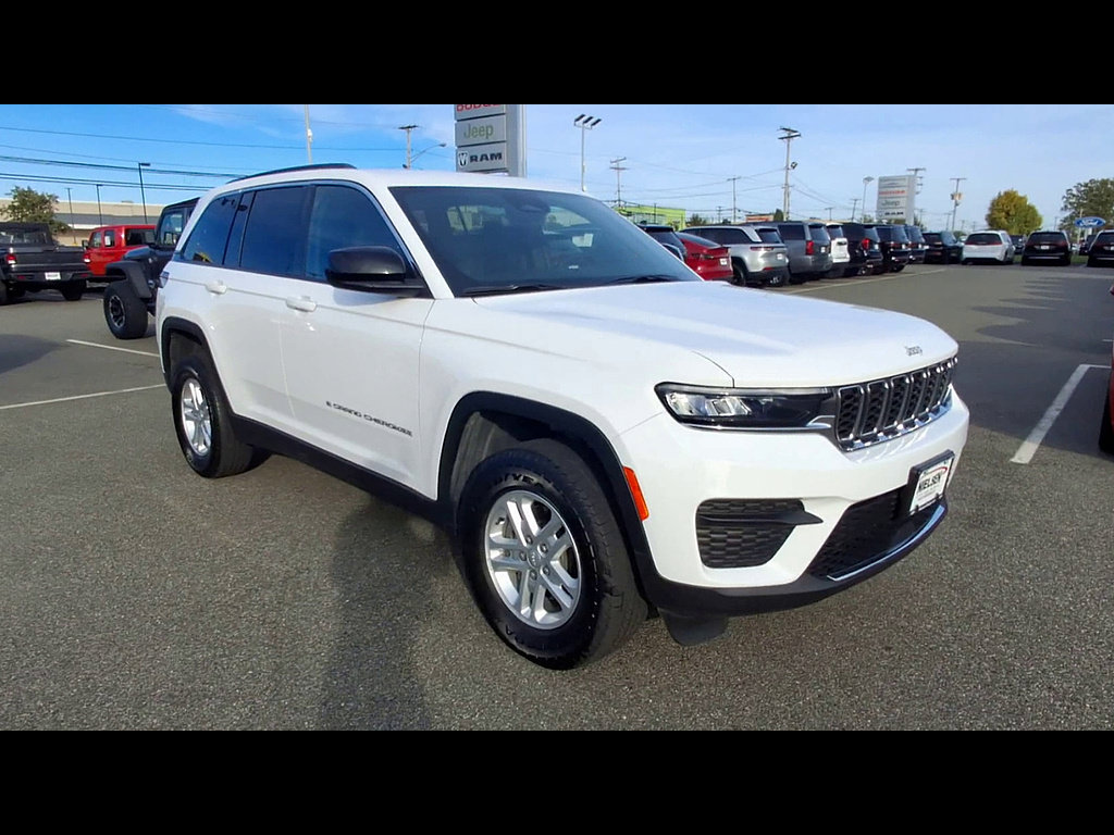 Used 2024 Jeep Grand Cherokee Laredo AWD/4WD image 2