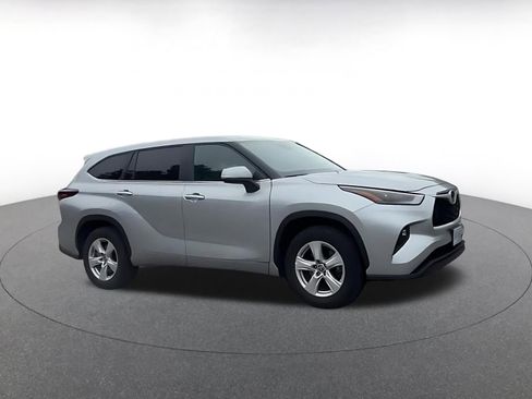 Used 2025 Toyota Highlander LE FWD image 2