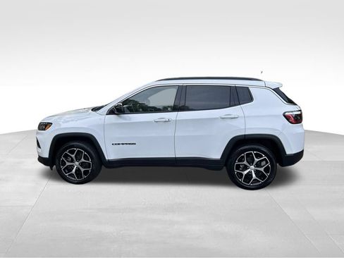 Used 2024 Jeep Compass Latitude AWD/4WD image 2
