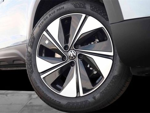 New 2025 Volkswagen Taos SE image 3