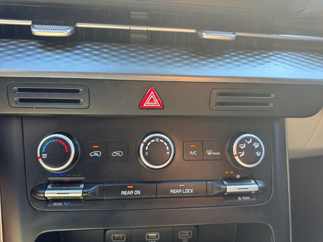 Used 2023 Kia Carnival LX FWD image 17