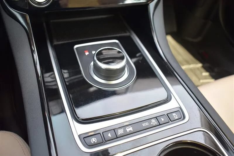 Used 2017 Jaguar XE Premium RWD image 25