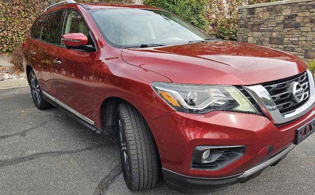 Used 2017 Nissan Pathfinder Platinum w/ Family Entertainment Package AWD/4WD image 3