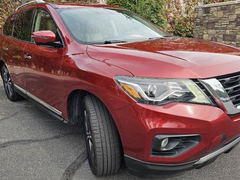Used 2017 Nissan Pathfinder Platinum w/ Family Entertainment Package AWD/4WD image 3