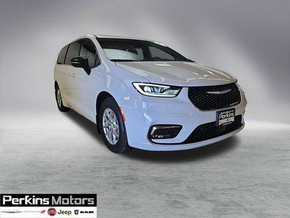 New 2026 Chrysler Pacifica Select