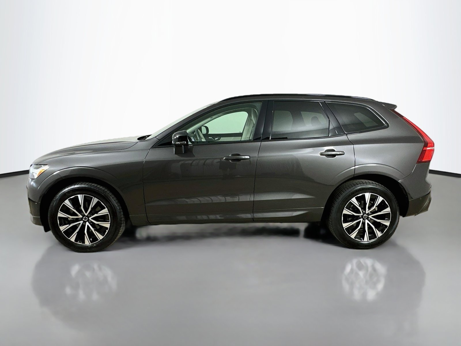 Used 2024 Volvo XC60 B5 Plus w/ Protection Package AWD/4WD image 8