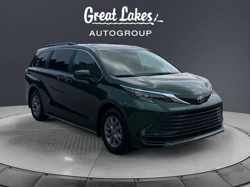 Used 2025 Toyota Sienna LE w/ LE Plus Package AWD/4WD image 7