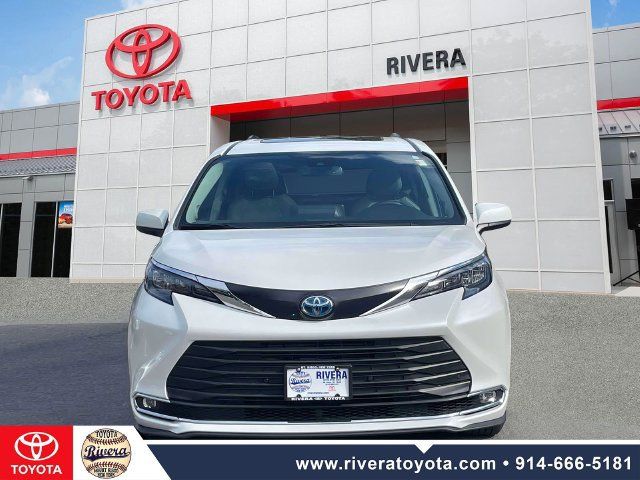 Used 2024 Toyota Sienna XLE w/ XLE Plus Package AWD/4WD image 2