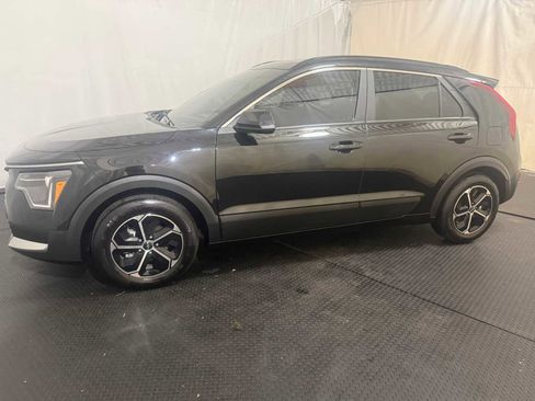 Used 2025 Kia Niro LX image 2