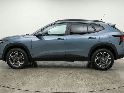Used 2025 Chevrolet Trax LT FWD image 5